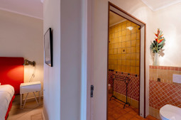Second bedroom with ensuite - Dolphin Foto's