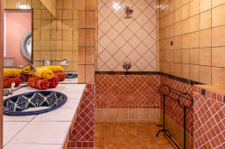 Second bathroom ensuite - Dolphin Foto's