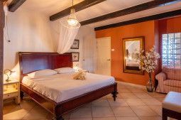 Master bedroom with shared bathroom - Dolphin Foto's