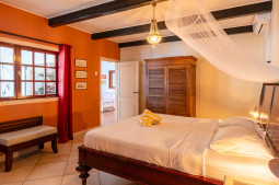 Master bedroom with shared bathroom - Dolphin Foto's