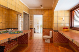 Shared bathroom (master + small bedroom) - Dolphin Foto's