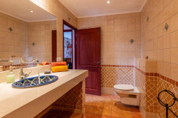 Baracuda bathroom 2b - Barracuda Photos