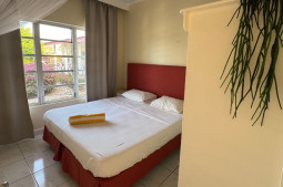 The bed is normally set up as a double bed, but can be slightly separated upon request - Eagle Ray Foto's