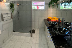 Shared bathroom with Master + Bedroom 2 - Eagle Ray Foto's