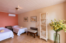 Third bedroom with 2 single beds - Dolphin Foto's