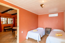 Third bedroom with 2 single beds - Dolphin Foto's