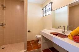 Tarpon shared bathroom 1 - Tarpon Fotos